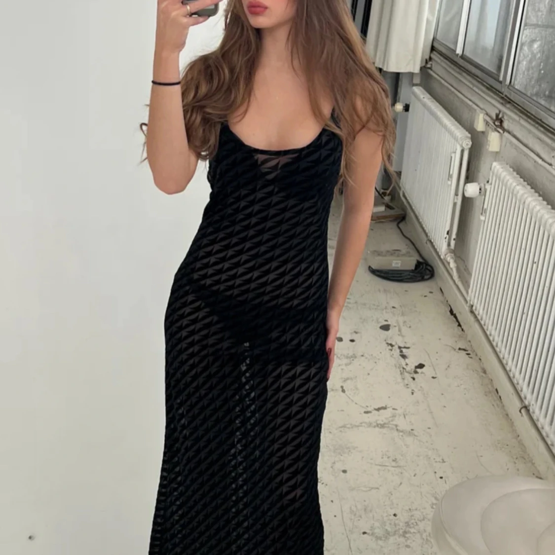 Svart långklänning med geometriskt mönster - 1