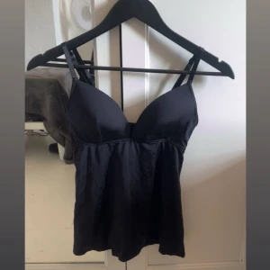 Svart linnetopp - Säljer en svart topp från jsfnprivate i storlek 75b, hör av er vid frågor💕säljer en likadan i vit.