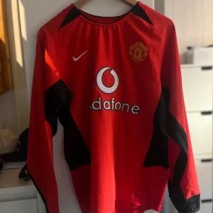 Manchester United Ronaldo 7 - Tja! Säljer nu denna feta Manchester United tröjan med Ronaldo 7 på ryggen. Skick? | väldigt bra | Storlek? | s | Fraktar samma dag | Nypris | ( Runt 600kr ) Tröjan är röd med svarta detaljer, broderat klubbmärke och Nike-logga på bröstet samt Vodafone som sponsor. Perfekt för fans av både klubben och Ronaldo. priset kan diskuteras självklart👋🙌 Tveka inte på att höra av dig vid minsta fråga eller fundering!🙌