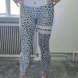 Stronger byxor  - Säljer ett par tränings byxor ifrån stronger stel M, bra skick, slita på rumpan och ett pågående hål imellan benen, det går att sy! Säljer byxorna för 80kr + frakt! 