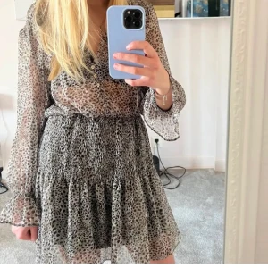 Zara klänning  - Säljer min underbara klänning från Zara i storlek M. Den passar mig perfekt som har xs-s. Säljer för 300kr