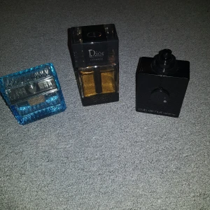 Tre herrparfymer: Versace, Dior och Club de Nuit - Säljer 2 olika herrparfymer: Versace Man Eau Fraiche i blått glas, Dior Homme Intense i elegant mörk flaska med guldfärgad vätska, samt Club de Nuit Intense Man från Armaf i svart fyrkantig flaska. Perfekta dofter för dig som gillar klassiska och fräscha parfymer.
