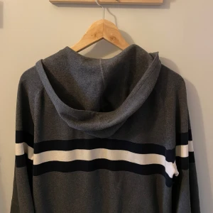 Grå hoodie med dragkedja från Massimo Dutti - Säljer en grå hoodie från Massimo Dutti som ej används längre. Storlek står ej på men sitter som Storlek S. Dragkedjan kan vara trög ibland.