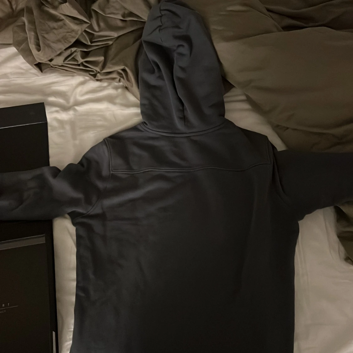 Mörkgrå hoodie från Limitato - 1