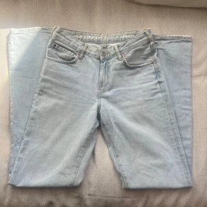 Ljusblå jeans low straight - Säljer ett par ljusblå jeans med låg midja och raka ben. Modellen är 'low straight' och de har klassiska fem fickor samt knapp och dragkedja fram. Midjemått är 26 och längd 32. Perfekta för en avslappnad stil. De kommer från märket Never Denim💕