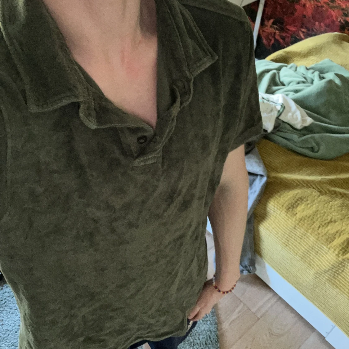 Olivgrön frotté t-shirt med krage från Karl D 