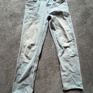 Zara Ljusblåa  jeans - Säljer ett par ljusgrå jeans. Perfekta för en avslappnad stil och passar till det mesta.