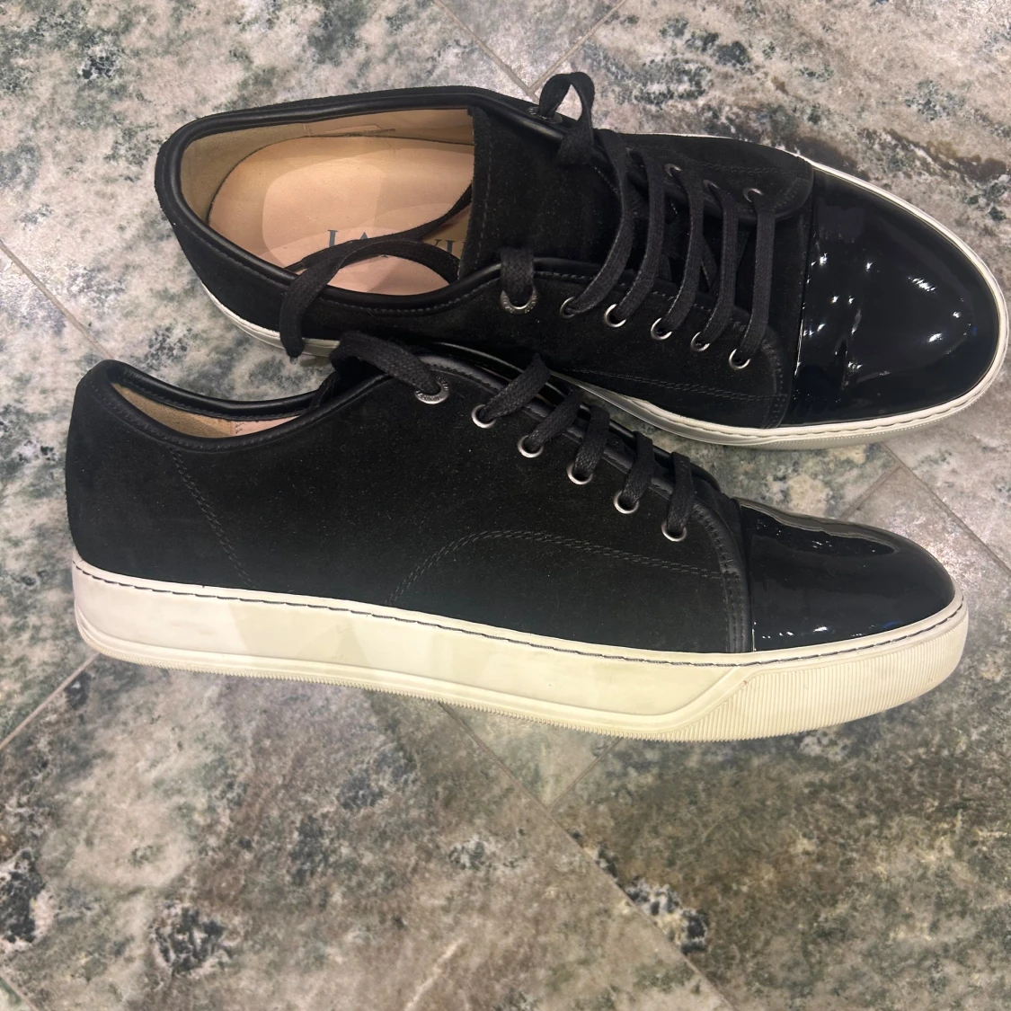 Svarta sneakers från Lanvin med lackad tå