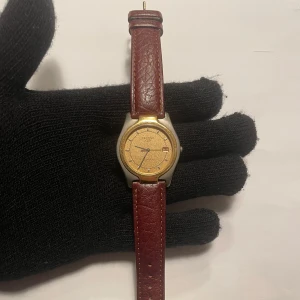 Certina DS titanium  - En stilren klocka från de schweiziska klocktillverkaren Certina. Klockan har bytt batteri och nytt band. Nypris ca 4000-5000kr