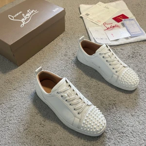 Christian Louboutin Skor - Tja! Säljer ett par riktigt feta Christian Louboutin skor i skin i färgen vit, dem är i storlek 42, dem är i fint skick, kvitto och allt medföljer, skriv om ni har några frågor eller funderinga!!!🙌🙌