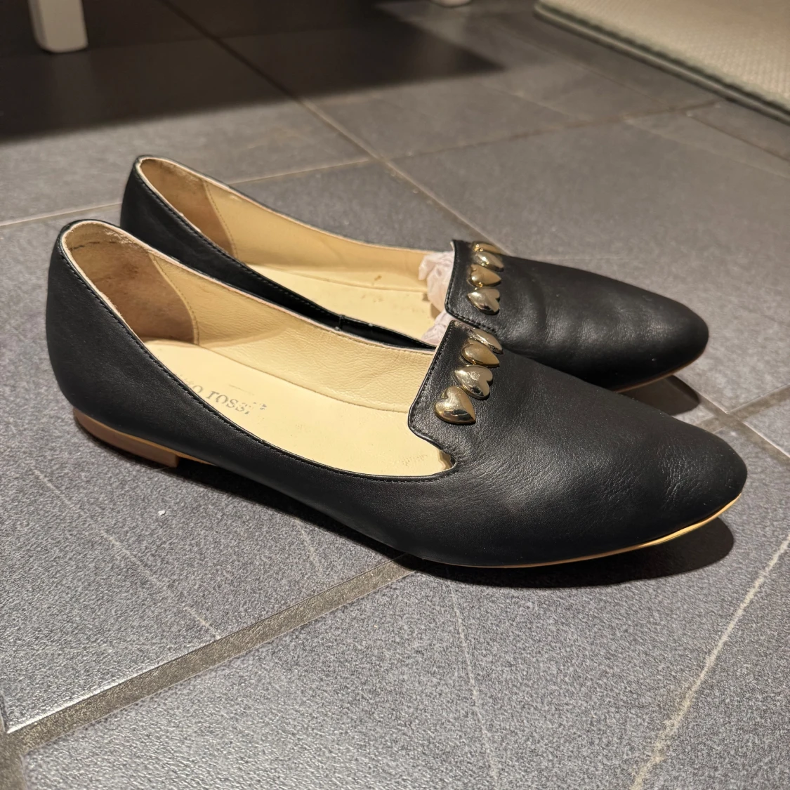 Svarta läder ballerinaskor med hjärtdetaljer 