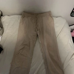 Beige linnebyxor från Cubus  - Säljer mina linnebyxor som nu är för små. Skicket är nästan som nytt, storleken är L men är kortare där nere. Passar perfekt nu till sommaren