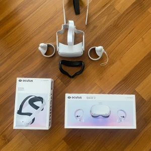 Oculus Quest 2 128GB – som ny + Elite Strap - Hej! Jag säljer min Oculus Quest 2 med 128GB lagringsutrymme. Headsetet är i nästintill nyskick – inga repor, inga skador och fungerar helt utan problem. Det har knappt blivit använt, vilket är anledningen till att jag väljer att sälja det. Jag har helt enkelt inte haft tid att använda det, så istället för att det bara ligger och samlar damm, hoppas jag att någon annan får glädje av det.  Pris kan diskuteras. Tveka inte att höra av dig om du har några frågor!