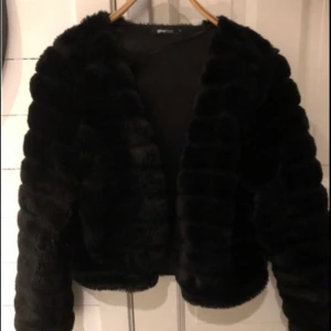 Svart pälsjacka - Säljer en svart, kort pälsjacka med lång ärm. Jackan har en fluffig och lyxig känsla, perfekt för att lyfta en outfit. Fler bilder i chatten