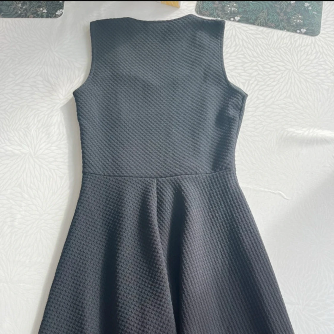 Svart klänning med breda axelband - 2