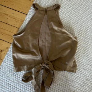 Topp med knytning i bak - Aldrig använd, ej struken på bilderna 