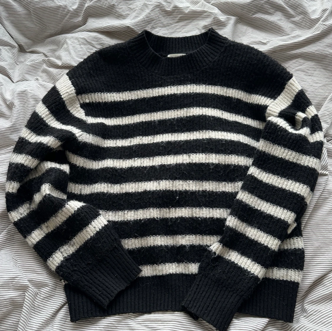 Svart och vit randig stickad tröja från H&M - 1