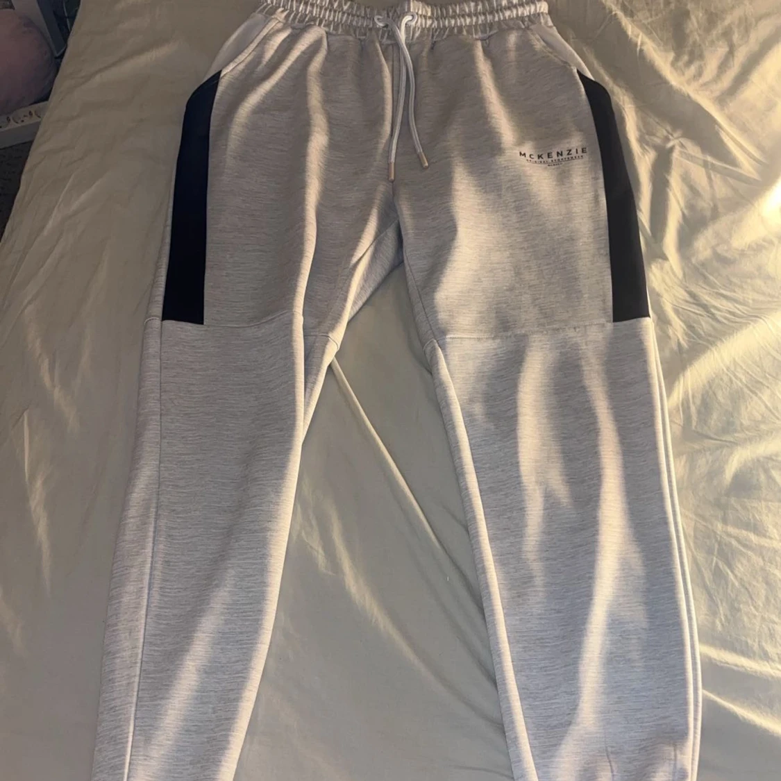 Grå mjukisbyxor från McKenzie med svarta detaljer på sidan