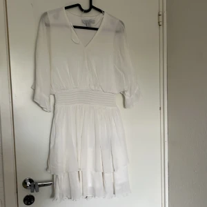 Vit omlottklänning från Amisu - Säljer en klänning endast använd en gång den är kortärmad och v-ringad väldigt fin storlek 34. 🩷(lite ribbad i materialet så inte helt slät)