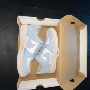 Blåa Nike airforce - Hej säljer nu mina blåa Nike airforce! Köpte dom på mall of Scandinavia kommer med original box. Kommer göra rent dom innan frakt.