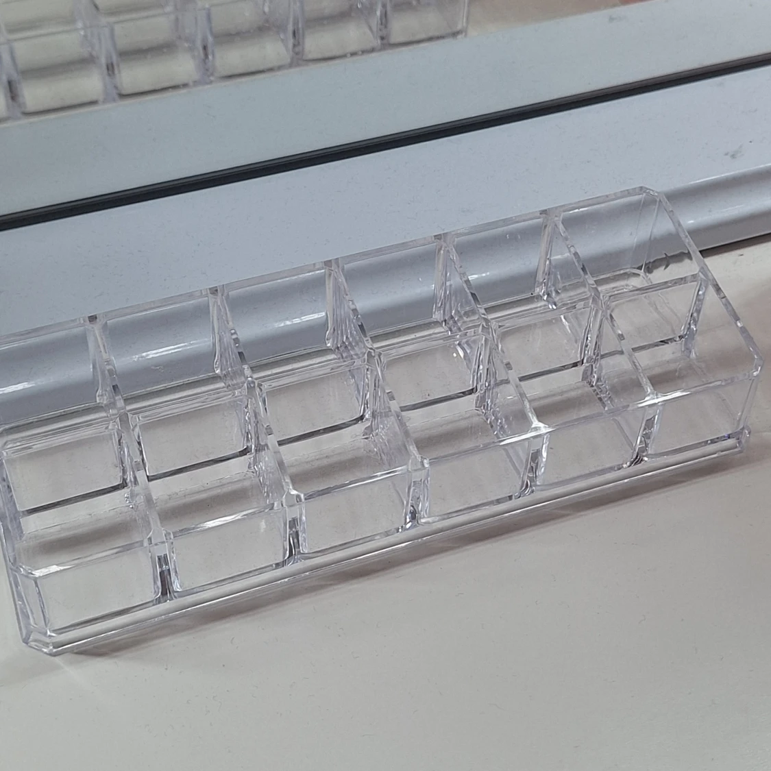 Transparent sminkförvaring i akryl