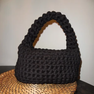 Virkad handväska - En svart handväska som är virkat på tshirt garn. Perfekt till alla tillfällen! Skriv om du har några funderingar.