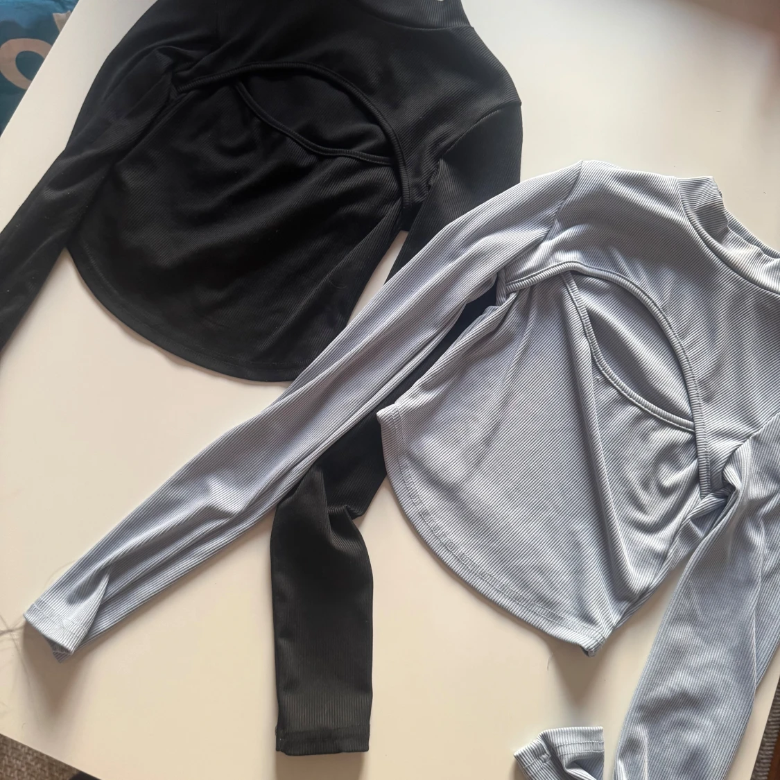 Blå och svart långärmad croppad topp