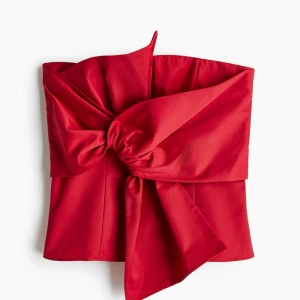 Hm topp  - Så fin röd topp från hm som tyvärr aldrig kommit till användning. Helt slutsåld på hemsidan! Passar xs-S, sitter så fint. Lappen kvar och helt oanvänd, inte ens testad! Köpt för 280kr 