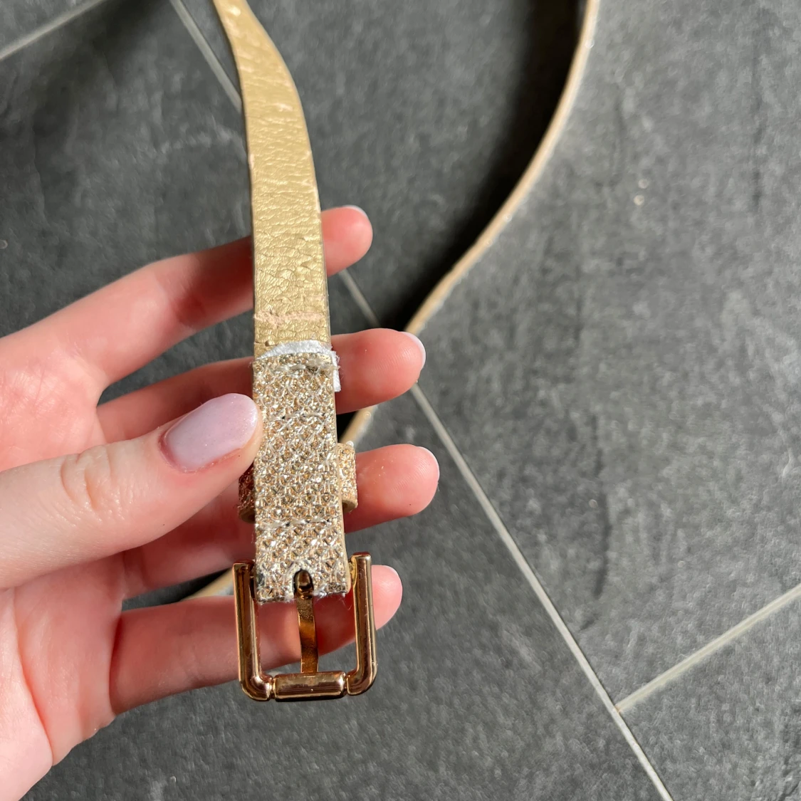 Glittrigt guldigt bälte - 4