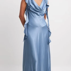 Balklänning - Helt ny balklänning från NA-KD, endast provad. Köpt för 749 kr. Jätte lyxigt material och fin färg. Perfekt till bal eller liknande!