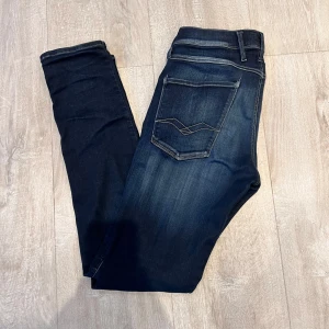 Replay anbass jeans - Stl 32/34 passar perfekt om man är runt 180 lång, bra stretch. Postas inom 2 dagar. Modellen har ett litet hål på höger knä(är där original) Köp via köp nu eller skicka om ni har några frågor😄MVH Albin