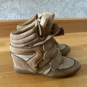 isabel marant skor - skitsnygga beiga isabel marant skor, köpta på plick så ingen aning om dem är äkta så säljer därför för mycket mindre, dem är strl 40 men funkar på mig som har 38. skriv för fler bilder och pris diskutering❤️