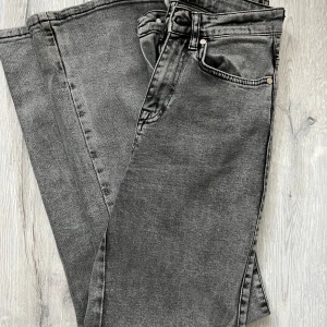 Grå jeansbyxor från Madlady - Gråa jeans från Madlady, i storlek 32. Raka i modellen och vanliga i längden. Använd fåtal gånger och har inga fläckar eller märken. Kan skicka fler bilder om önskas!