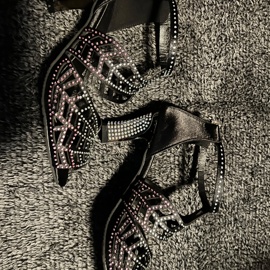 Svarta glittriga sandaler med klack - 2