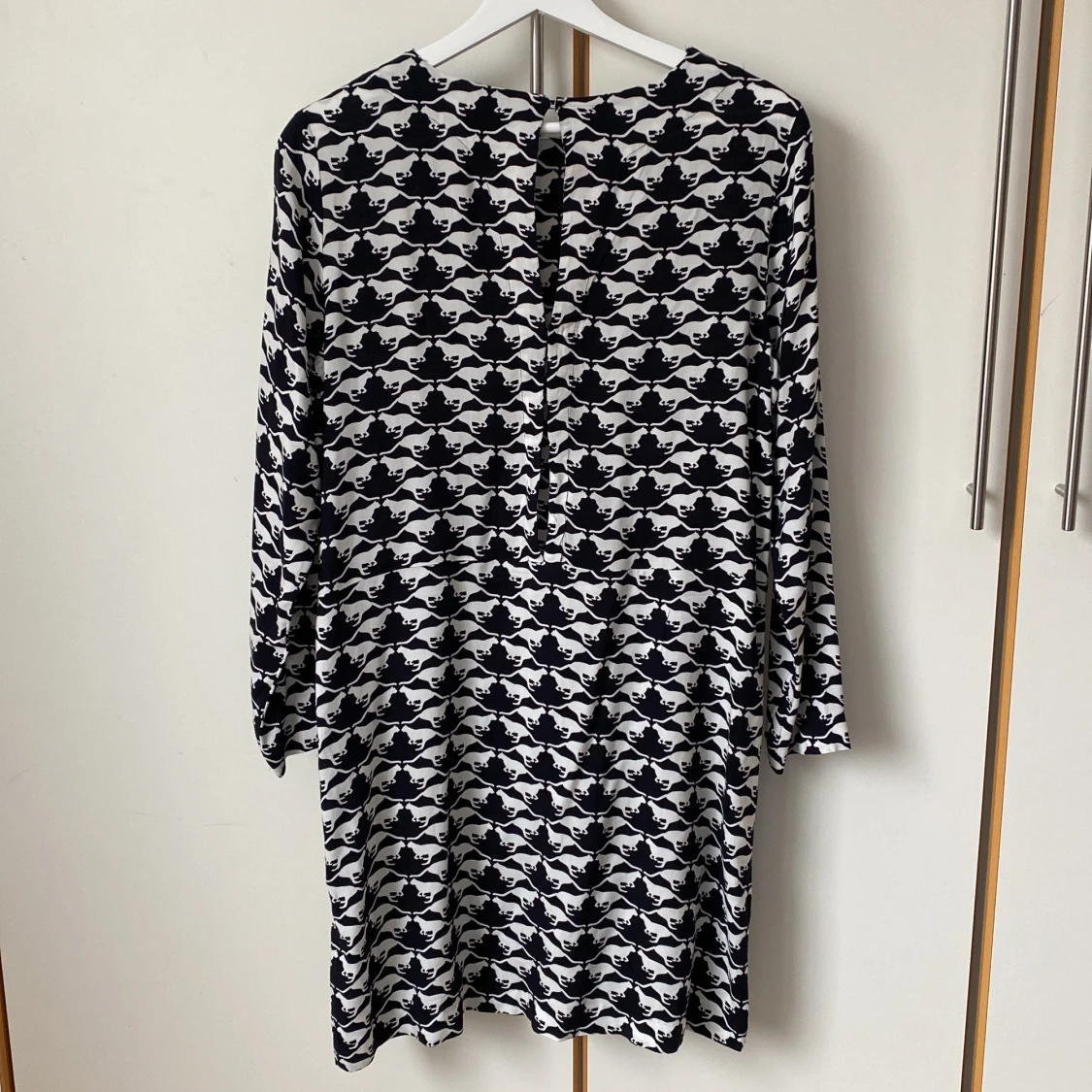 Svartvit klänning med kattmönster - 1