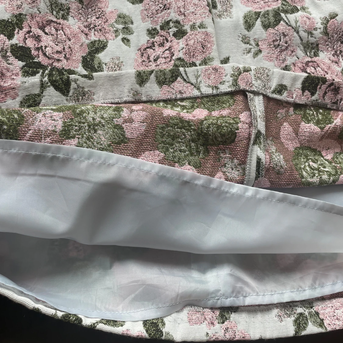 Blommig klänning med v-ringning - 3