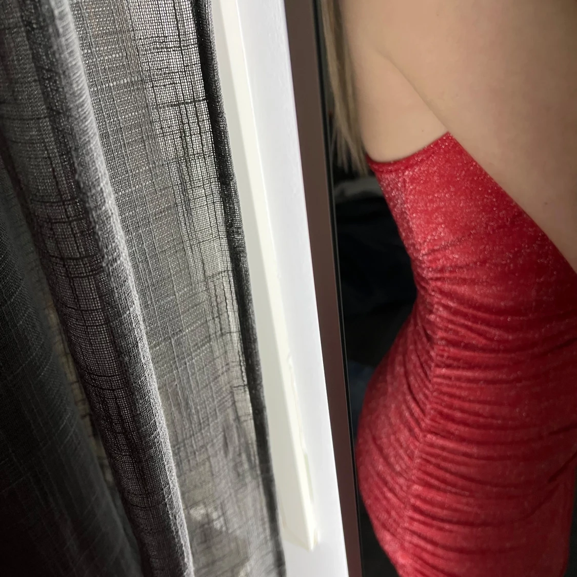 Snygg röd glittrig miniklänning - 2