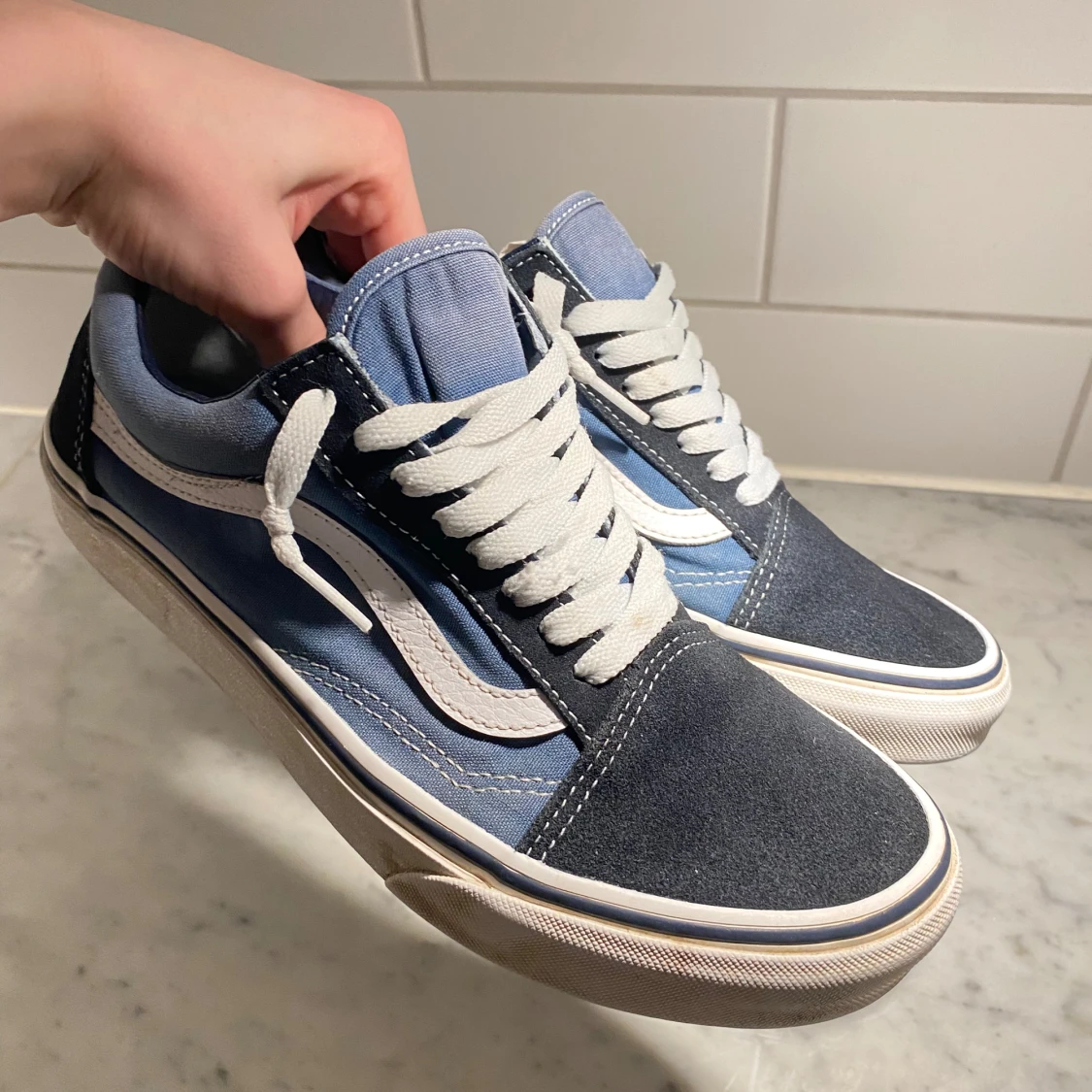 Blå och svarta sneakers från Vans - 1