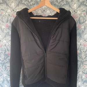 Cardigan - Fodrad Carfigan i topp skick | Perfekt nu för våren | Storlek S | Modellen är 181 och väger 73 kg | Hör av dig vid minsta fråga😁Köp via Post Nord tack😊