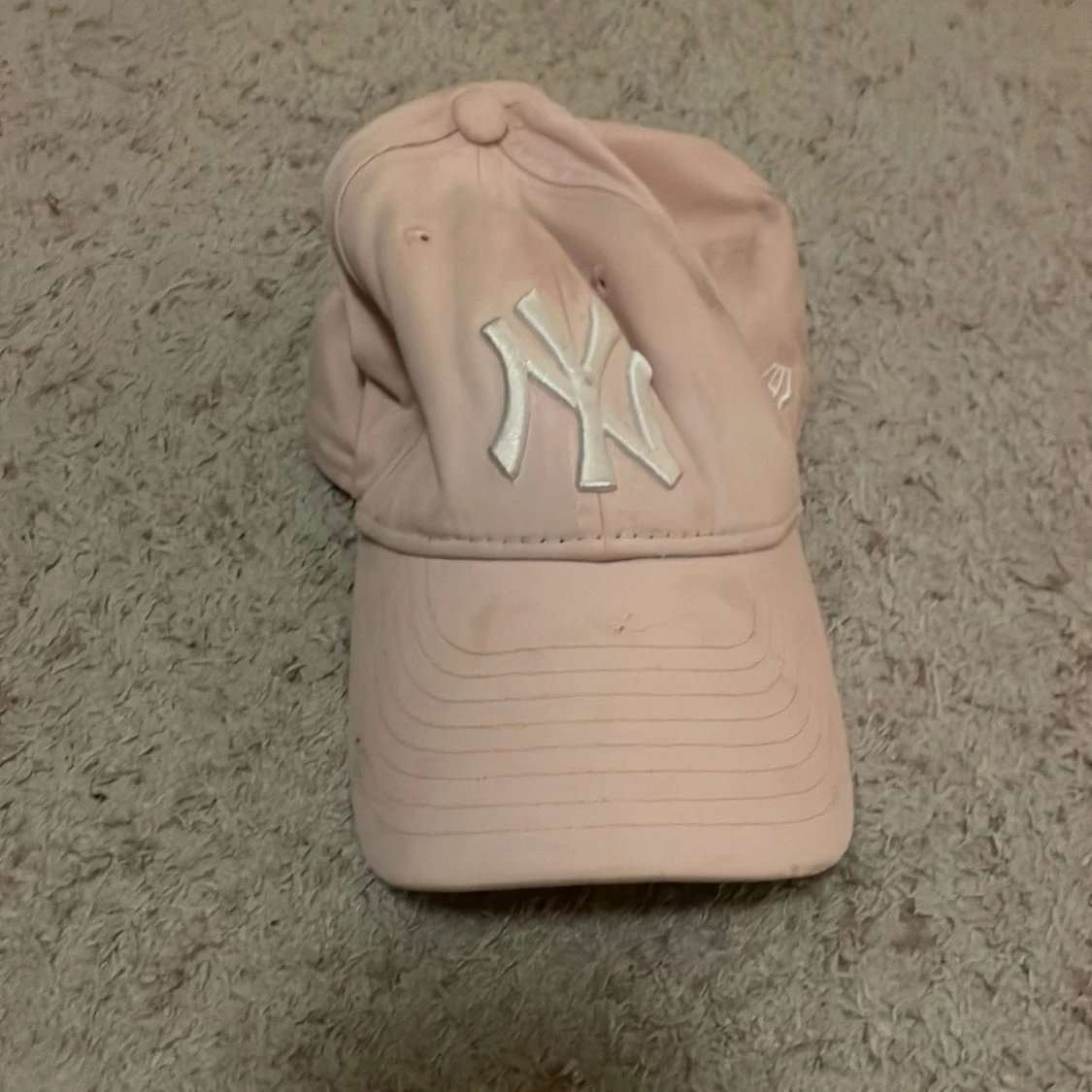 Rosa keps med broderad logga