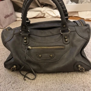 Cool väska  - Så snygg och praktisk! Kommer även med ett grått axelband till! Köp direkt 950kr, tar inga lägre bud 