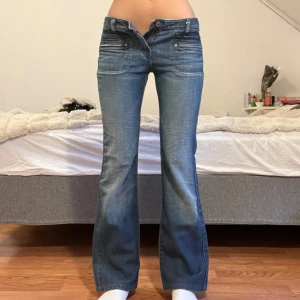 Diesel Jeans  - Midjemått: 37cm, innerbenslängd: 77cm 💖