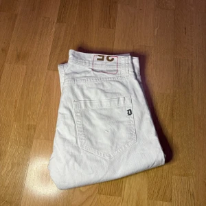 DONDUP jeans - Hel vita DONDUP jeans i 35. Skicket är 9,5/10 de är endast blivit använd någon enstaka gång. Skriv till mig vid frågor och funderingar eller mer bilder. Priset kan diskuteras.