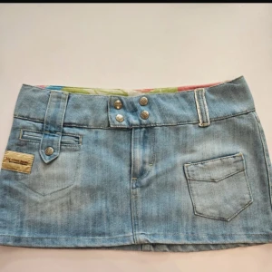 Jeanskjol från Big Stone - Låg jeans kjol från big stone i super fint skick med prislapp kvar, midjemått mått rakt över 39 (ingen stretch)  höjd 19 cm, storlek s❤️