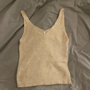 Beige ribbadt linne - Fint beige ribbat linne från only i storlek s! 