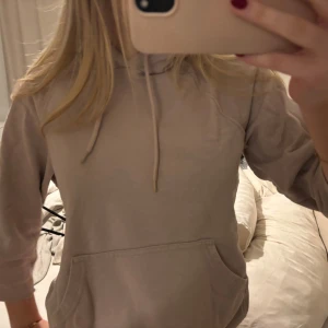 Ljusrosa trekvartsärmad hoodie  - Säljer en trekvartsärmad ljusrosa/beige hoodie 