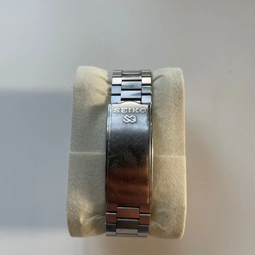Ovanlig seiko klocka. Quartz urverk fungerar men behövs nytt batteri. Svårt att få tag i denna modell. Otroligt bra skick för sin ålder. Väldigt elegant look och unik. Alla länkar finns så den passar garanterat.. Asusteet.