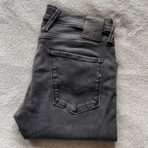 Replay Anbass Jeans - Riktigt schyssta Replay Jeans i den populära modellen Anbass! 🙌Storlek = 30 | Skick = 9/10 | Nypris över 1700kr, mitt pris = 479kr! 🙌Jeansen har inga deffekter alls! Hör av er vid minsta fråga eller fundering! ⭐️