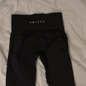 Träningstights från Awyrow - Helt nya endast testade träningstights från awyrow. Storlek xs och dem är svarta.🩷🫶🏽