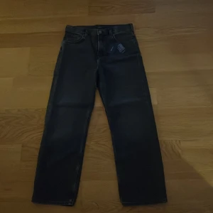 Svarta jeans från GANT - Svarta jeans från Gant, Loose fit.           Aldrig andvända!!